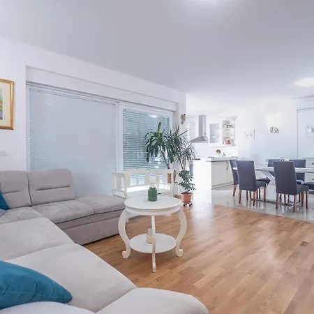 Sandrina Residences Vrsi