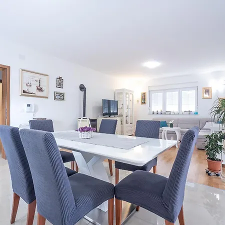 Lägenhet Sandrina Residences