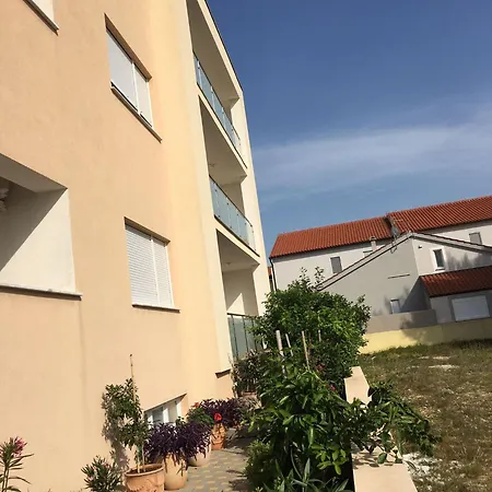 Lägenhet Sandrina Residences